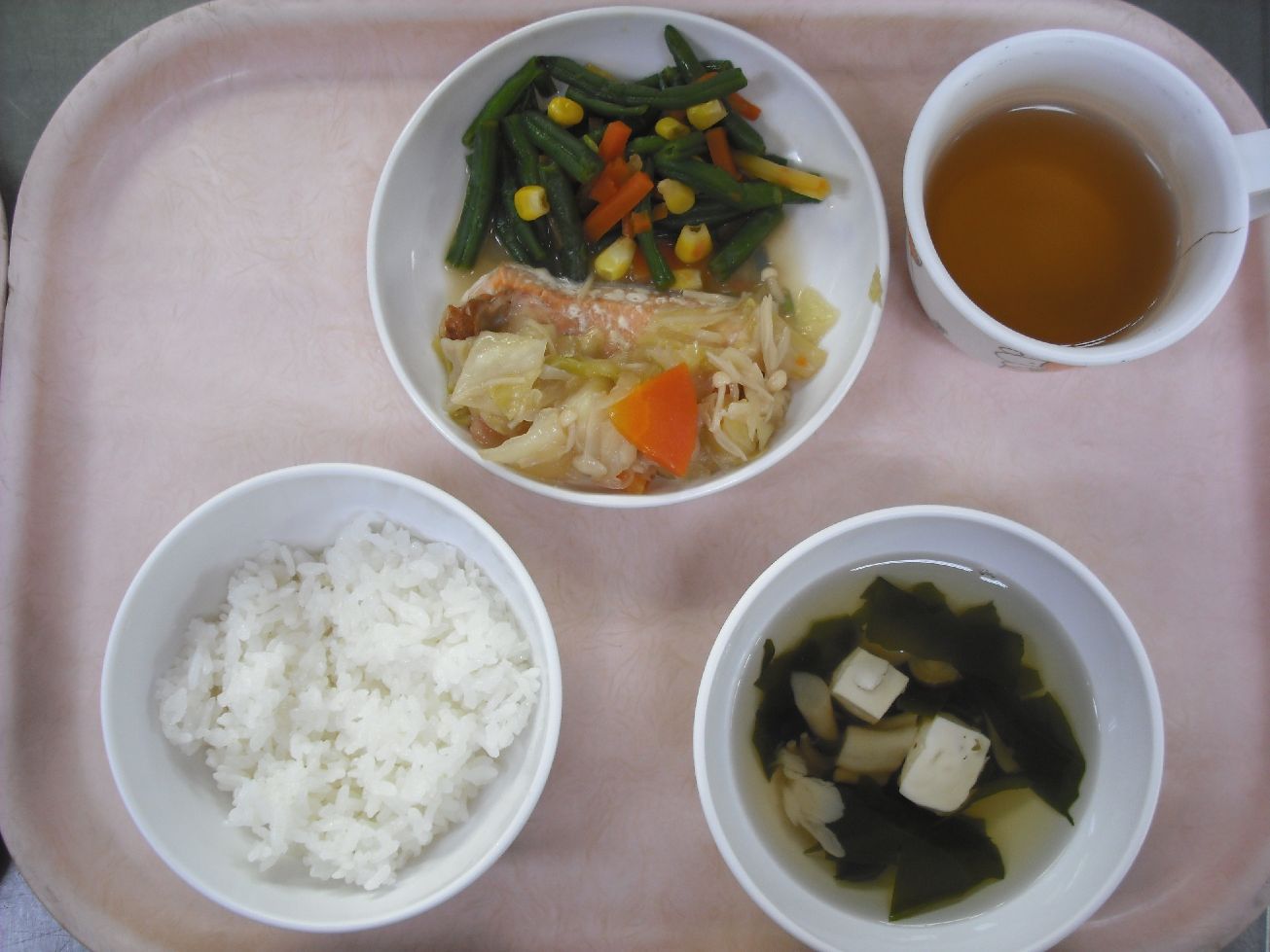 こども園の給食「<span>ご飯 鮭のチャンチャン焼き インゲンとコーンの和え物 すまし汁</span>」