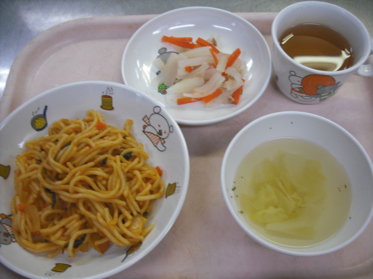 こども園の給食「<span>ナポリタンスパゲティー 大根のサラダ コンソメスープ</span>」