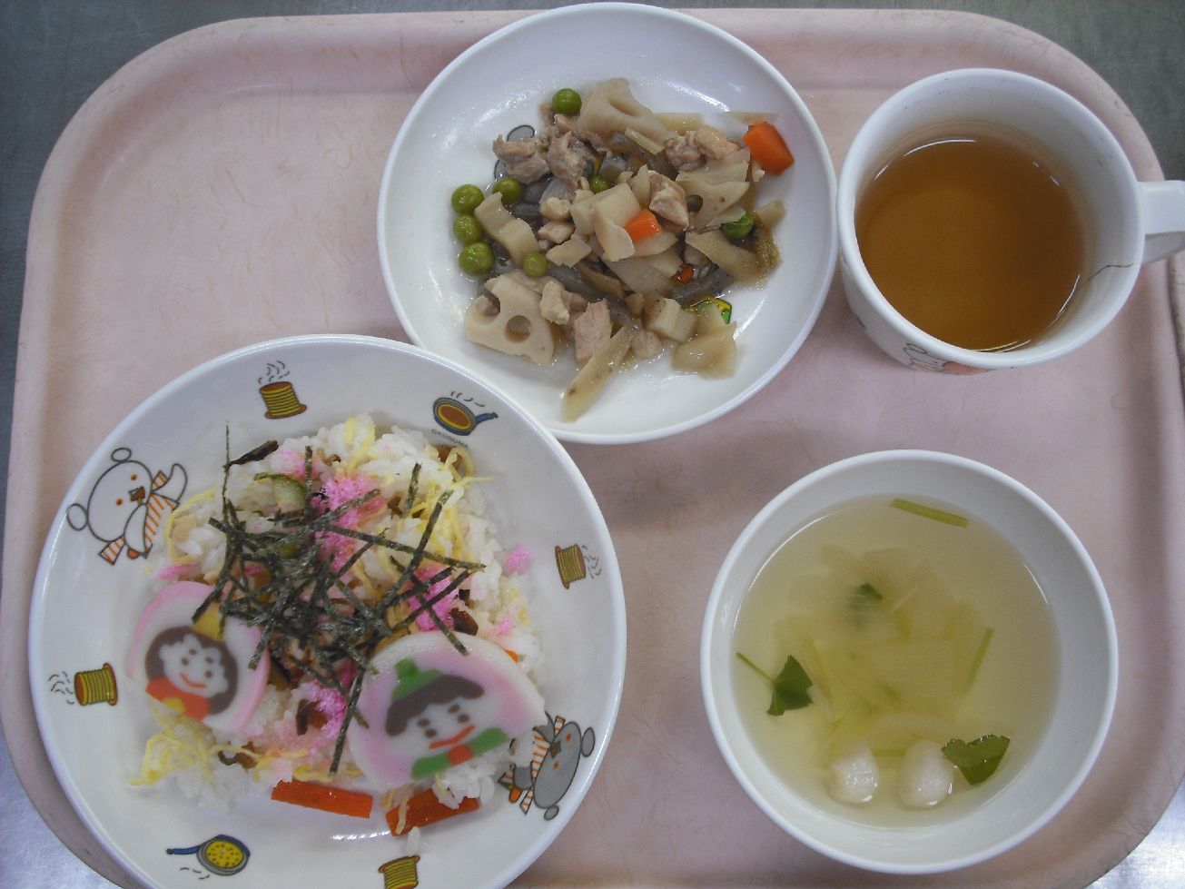 こども園の給食「<span>《ひなまつり》 ひなちらし寿司 筑前煮 手鞠麸のすまし汁</span>」