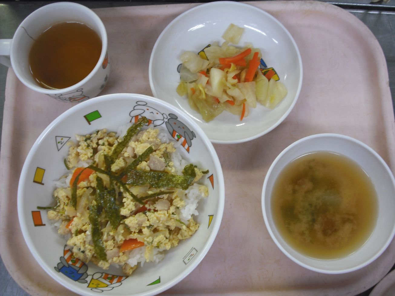 こども園の給食「<span>親子丼 キャベツのさっぱり和え 味噌汁</span>」