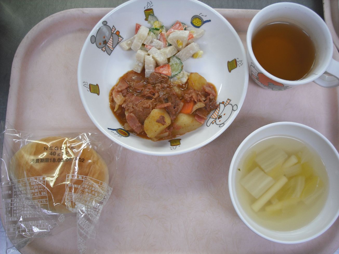 こども園の給食「<span>《世界の郷土料理・フランス》 ロールパン 牛肉のブルゴーニュ風 レンコンサラダ・コンソメスープ</span>」