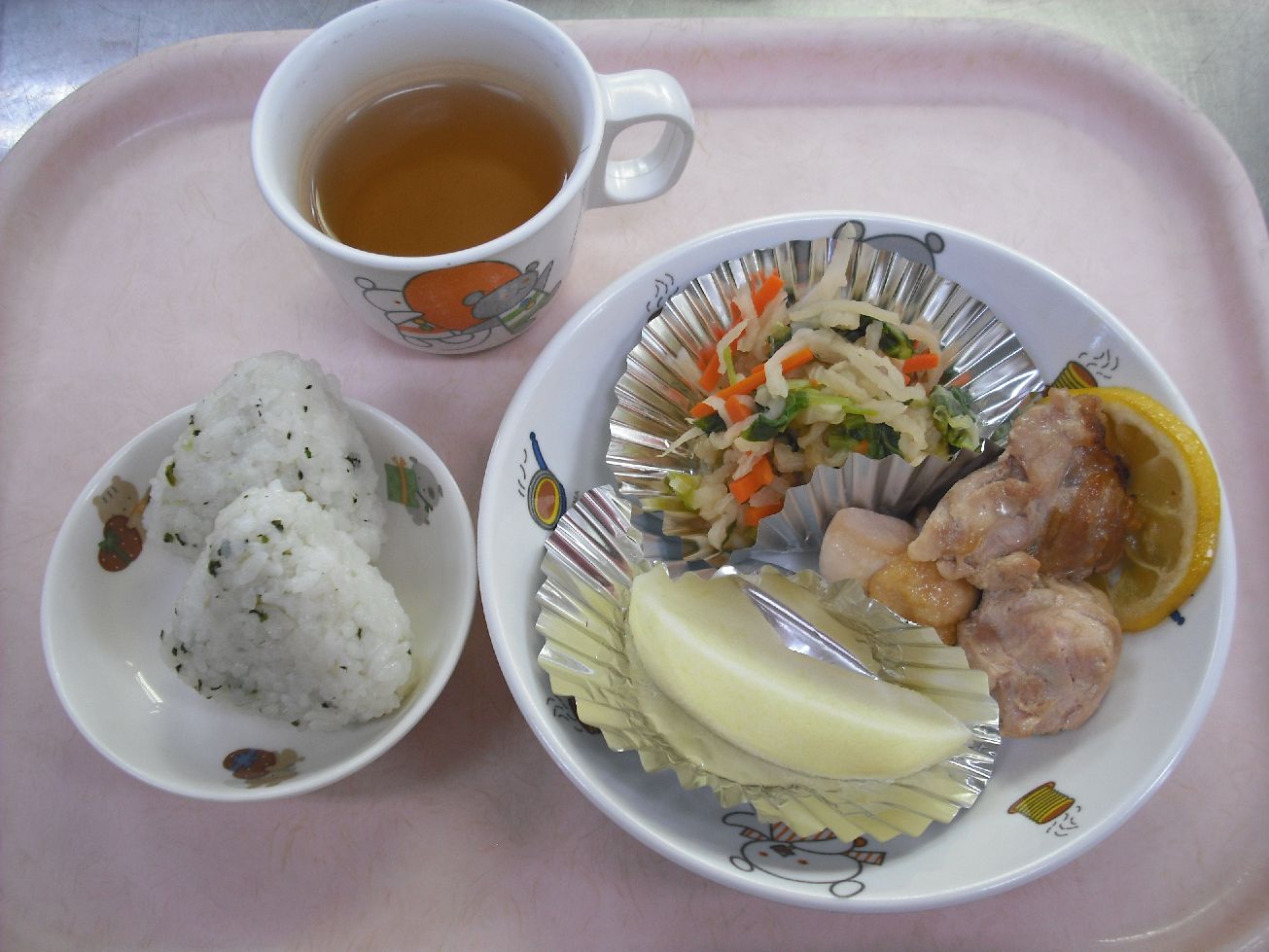 こども園の給食「<span>菜飯おにぎり 鶏のレモン風味焼き 切干大根と青菜の和え物 りんご</span>」