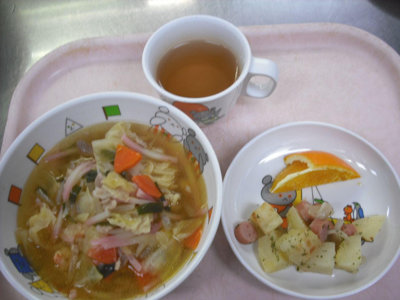 こども園の給食「<span>ちゃんぽんめん ジャーマンポテト オレンジ</span>」