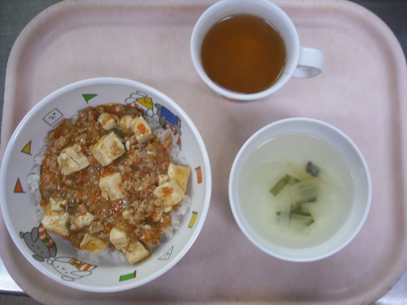 こども園の給食「<span>マーボー丼 春雨スープ</span>」