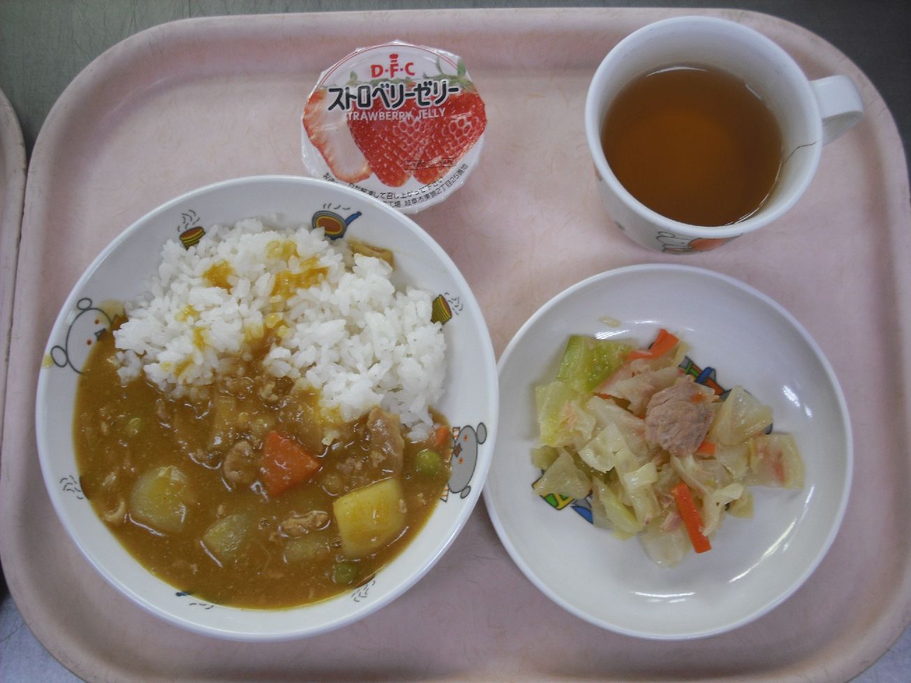 こども園の給食「<span>ポークカレー ツナサラダ ストロベリーゼリー</span>」