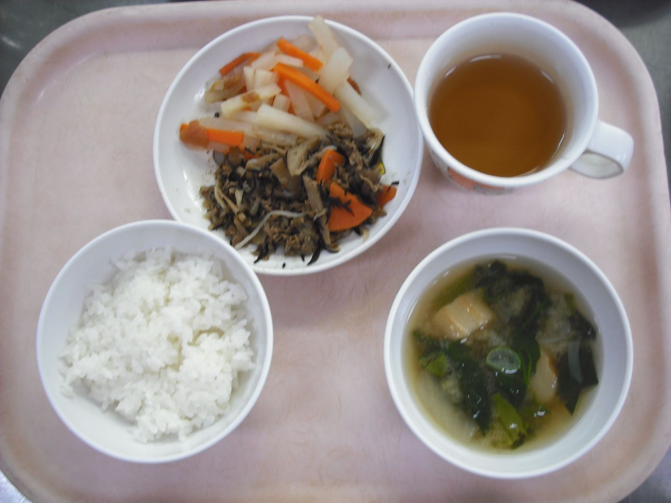 こども園の給食「<span>ご飯 牛肉とひじきの炒め煮 大根の梅和え 味噌汁</span>」