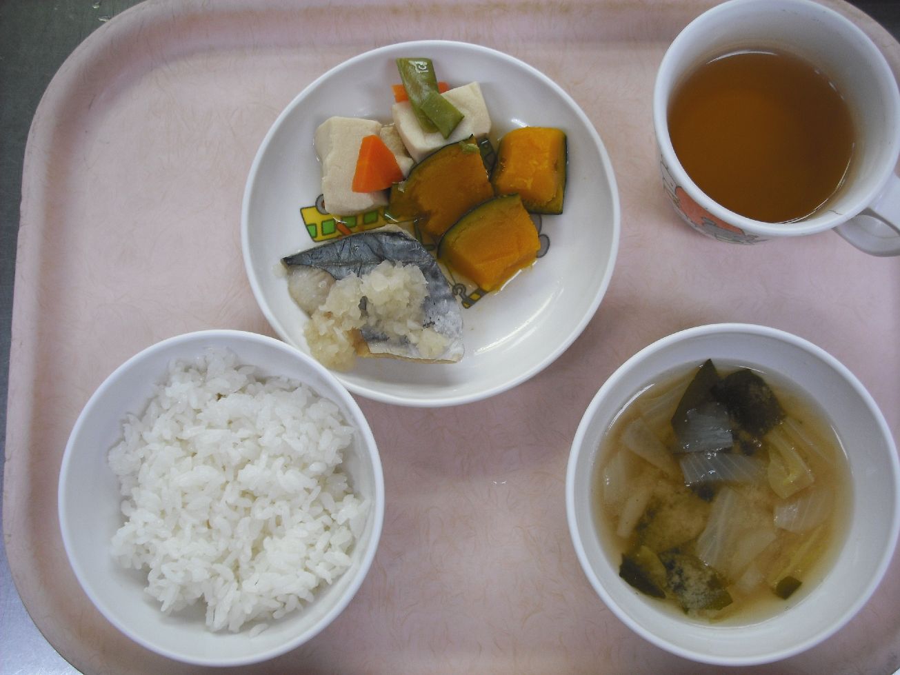 こども園の給食「<span>ご飯 さわらのみぞれかけ 高野豆腐の含め煮 味噌汁</span>」