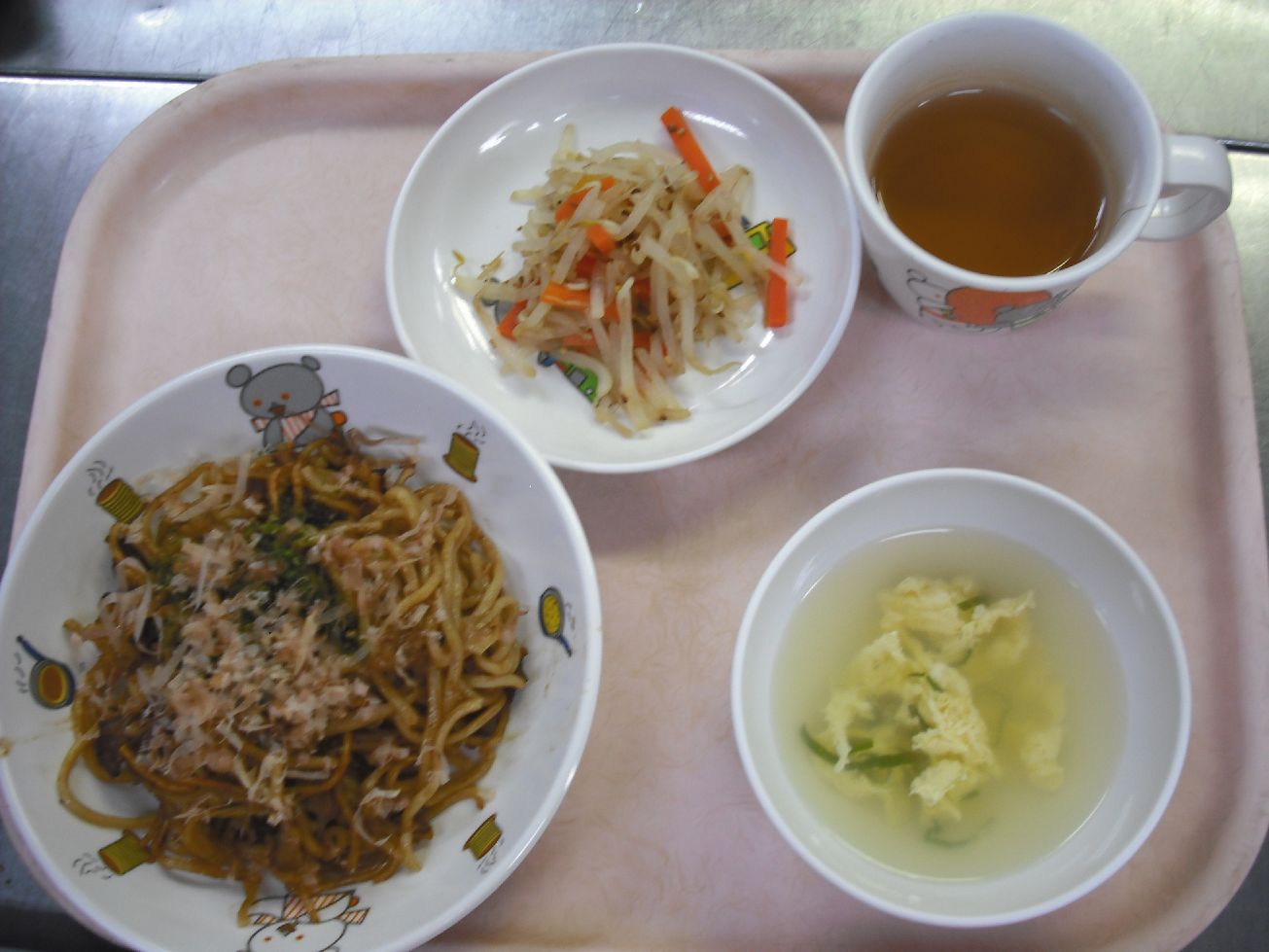 こども園の給食「<span>焼きそば もやしのごま和え たまごスープ</span>」