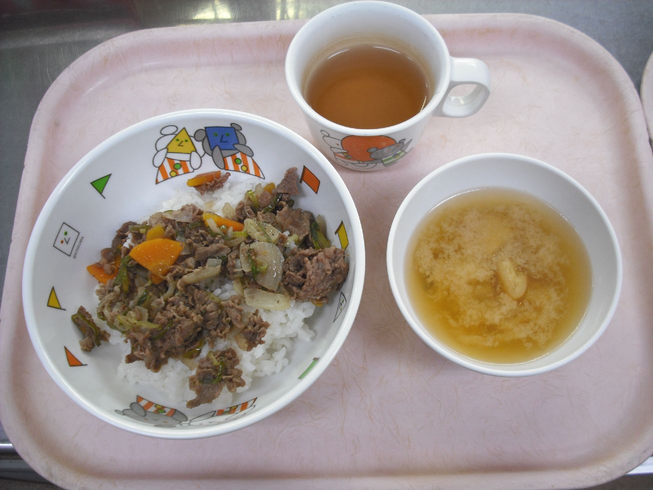 こども園の給食「<span>牛丼 味噌汁</span>」