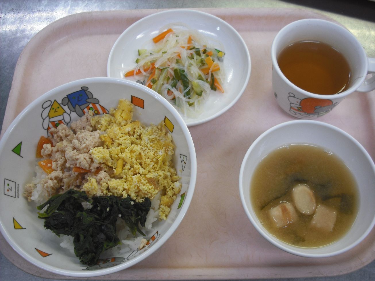 こども園の給食「<span>三色ごはん 春雨の酢の物 味噌汁</span>」