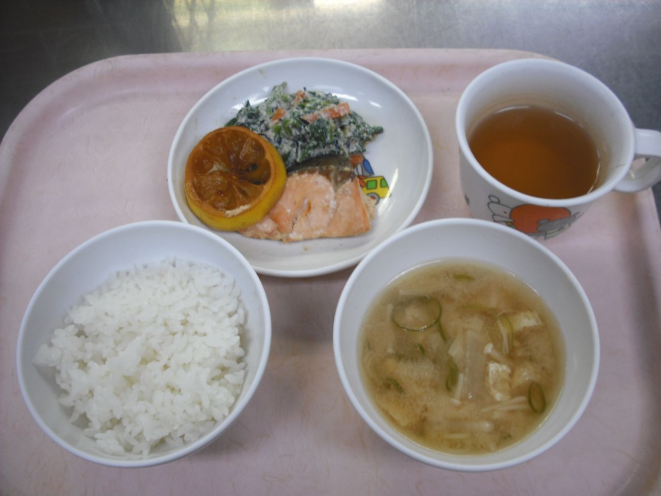 こども園の給食「<span>ご飯 鮭の幽庵焼き ほうれん草の白和え 味噌汁</span>」