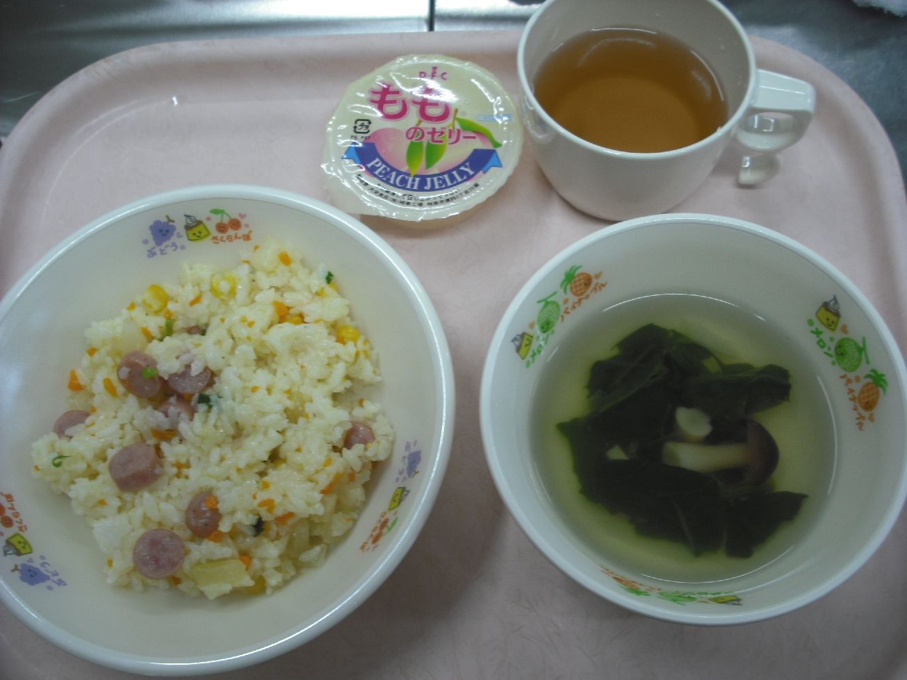 こども園の給食「<span>チャーハン 野菜スープ ピーチゼリー</span>」