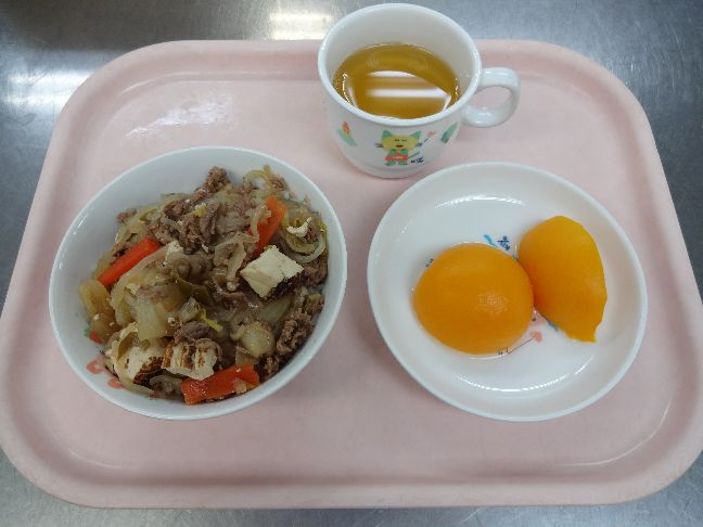 こども園の給食「<span>すき煮丼　桃缶</span>」
