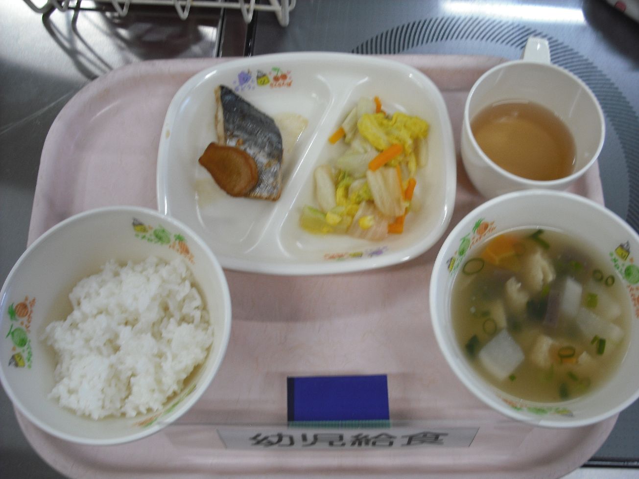 こども園の給食「<span>ご飯 さわらの煮付け 白菜のポン酢和え のっぺ汁（郷土料理・新潟県）</span>」