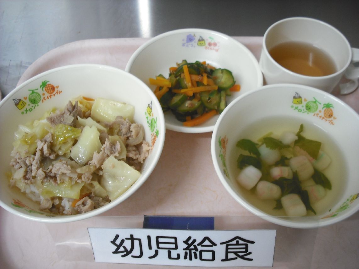 こども園の給食「<span>豚肉とキャベツのごま味噌丼 きゅうりのかつお和え 手鞠麸のすまし汁</span>」
