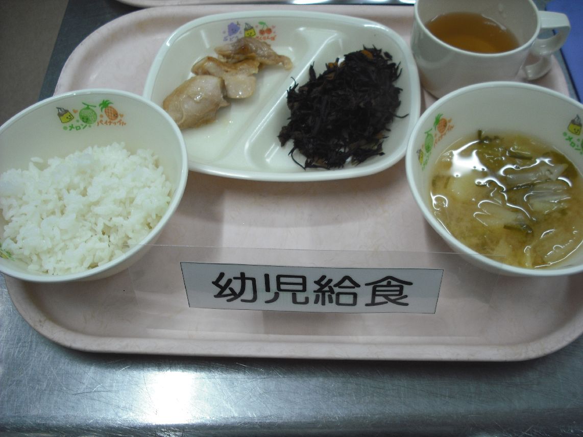 こども園の給食「<span>ご飯 鶏の照り焼き ひじきの煮物 味噌汁</span>」