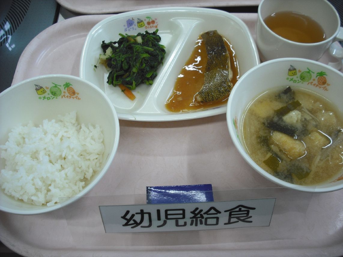 こども園の給食「<span>ご飯 カレイの煮つけ ほうれん草の和え物 味噌汁</span>」