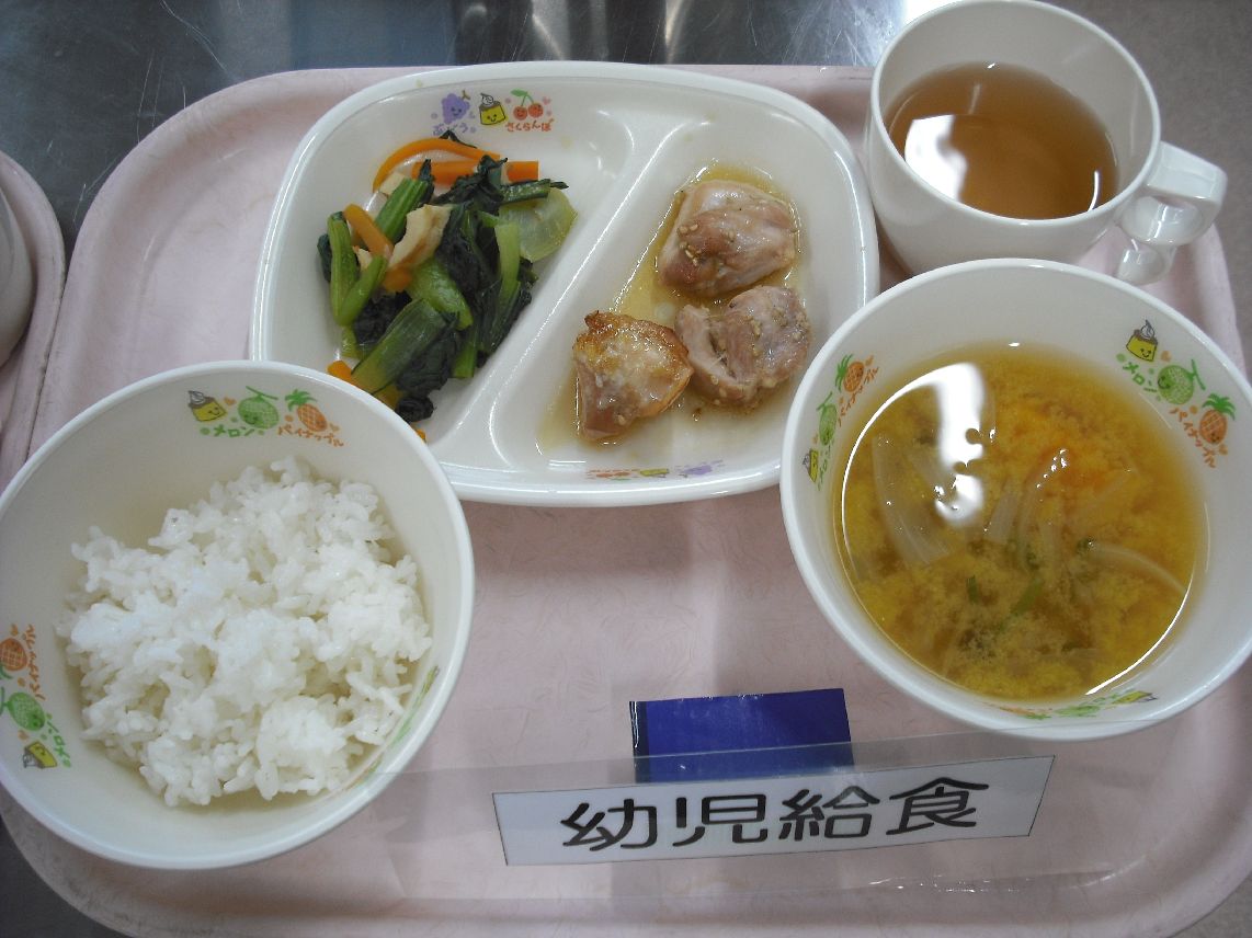 こども園の給食「<span>ご飯 鶏のごまだれ焼き 小松菜の和え物 味噌汁</span>」