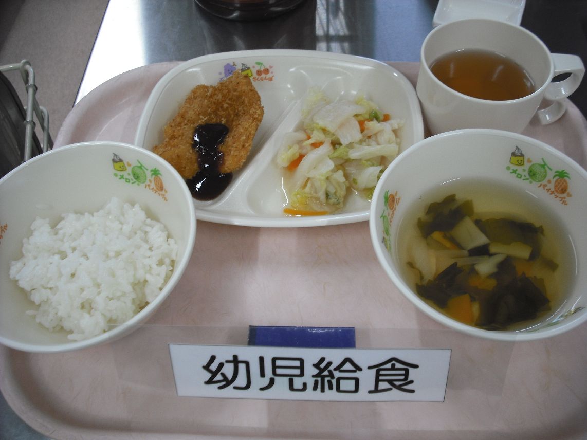 こども園の給食「<span>春雨スープ ご飯 白身魚のフライ 白菜の酢の物 若竹汁</span>」