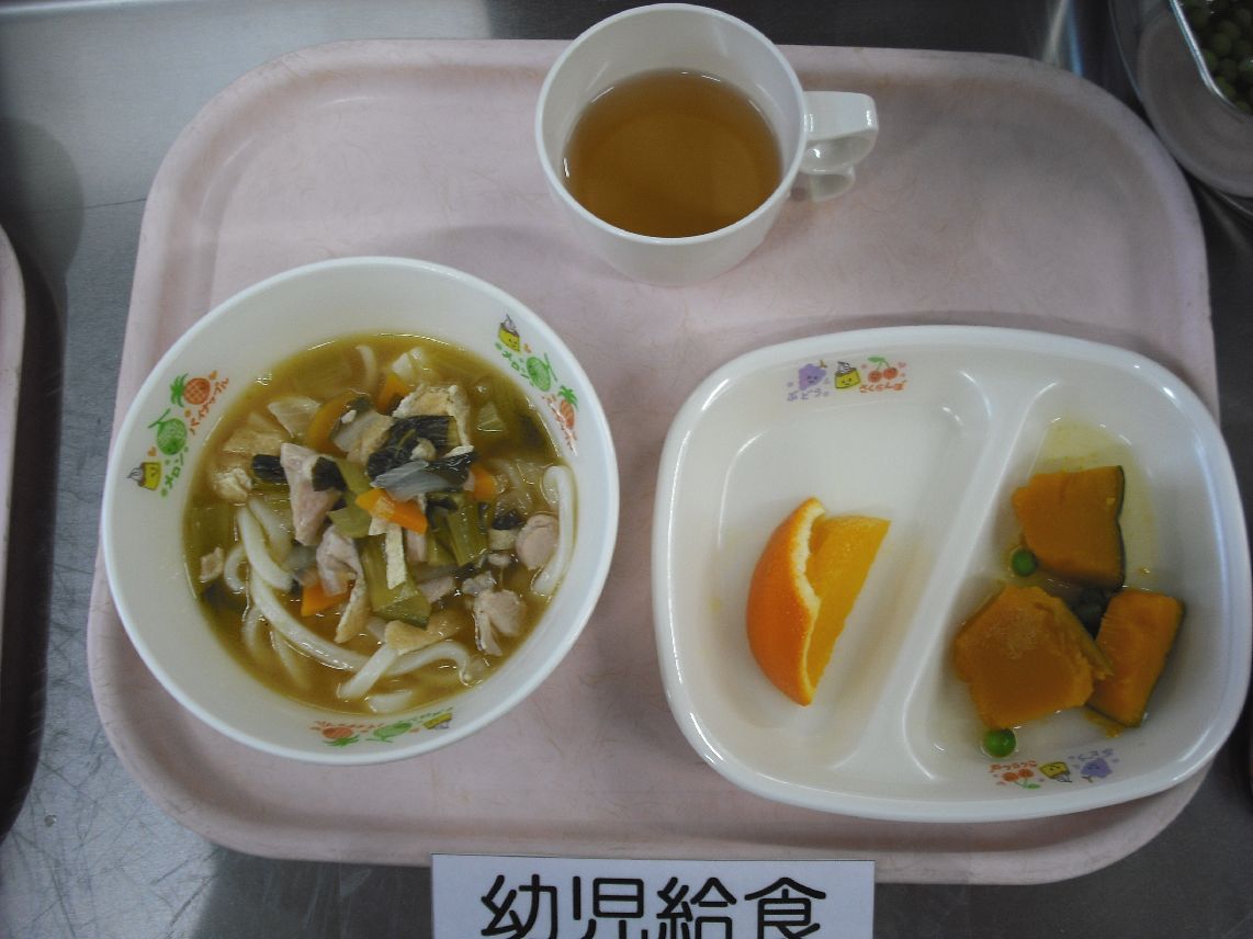 こども園の給食「<span>お花見うどん かぼちゃの煮物 オレンジ</span>」
