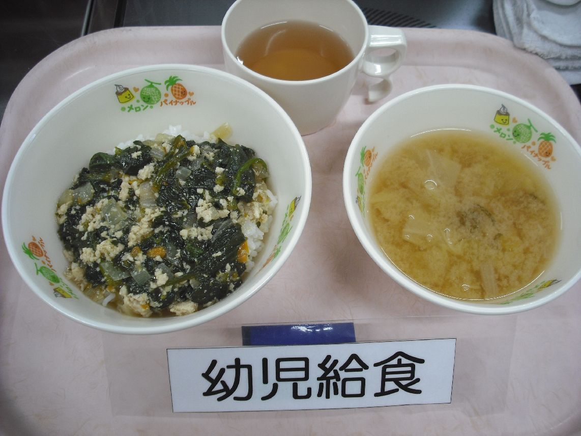 こども園の給食「<span>鶏そぼろ丼 味噌汁</span>」