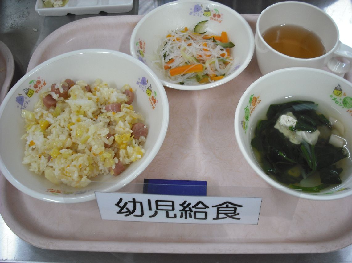 こども園の給食「<span>ウインナーチャーハン 春雨サラダ 中華スープ</span>」