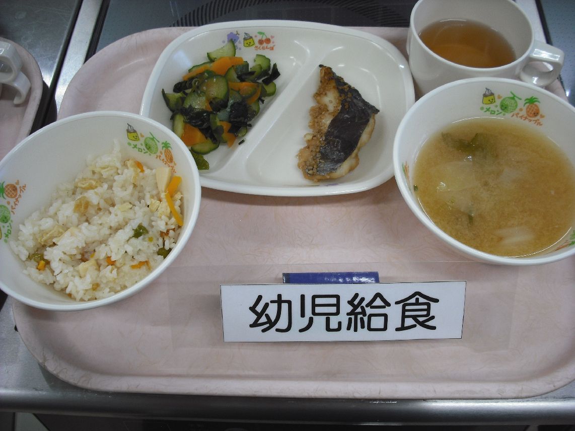 こども園の給食「<span>たけのこご飯 白身魚のごまだれ焼き きゅうりの酢の物 味噌汁</span>」