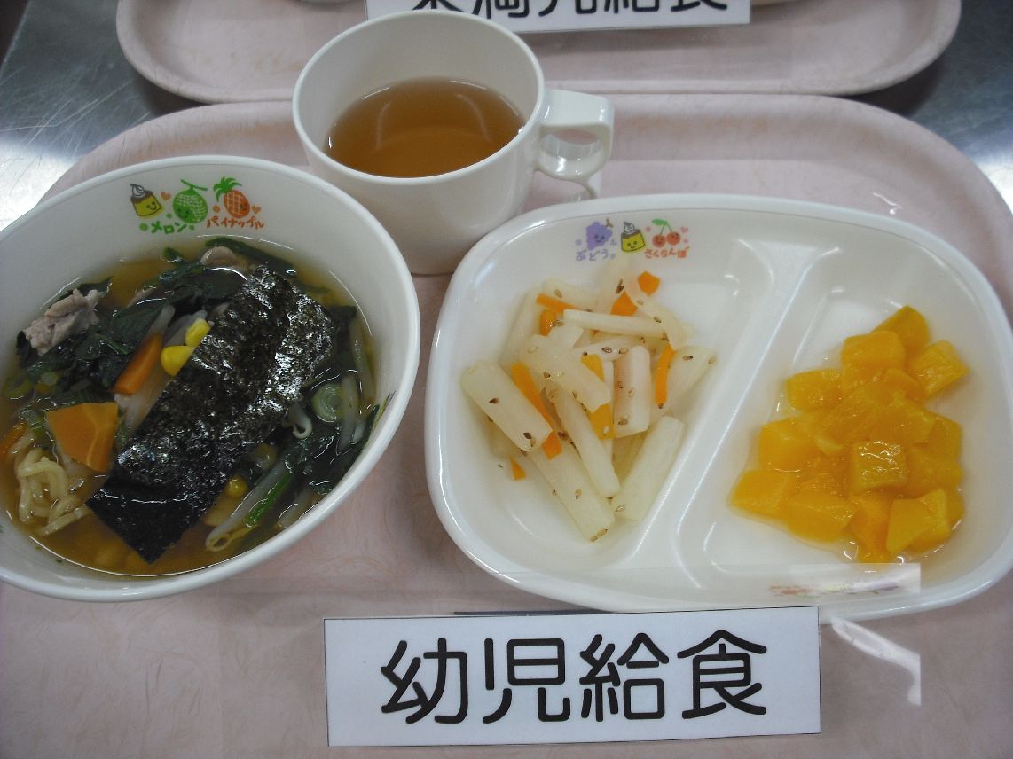 こども園の給食「<span>コーンラーメン 大根ナムル 黄桃缶</span>」