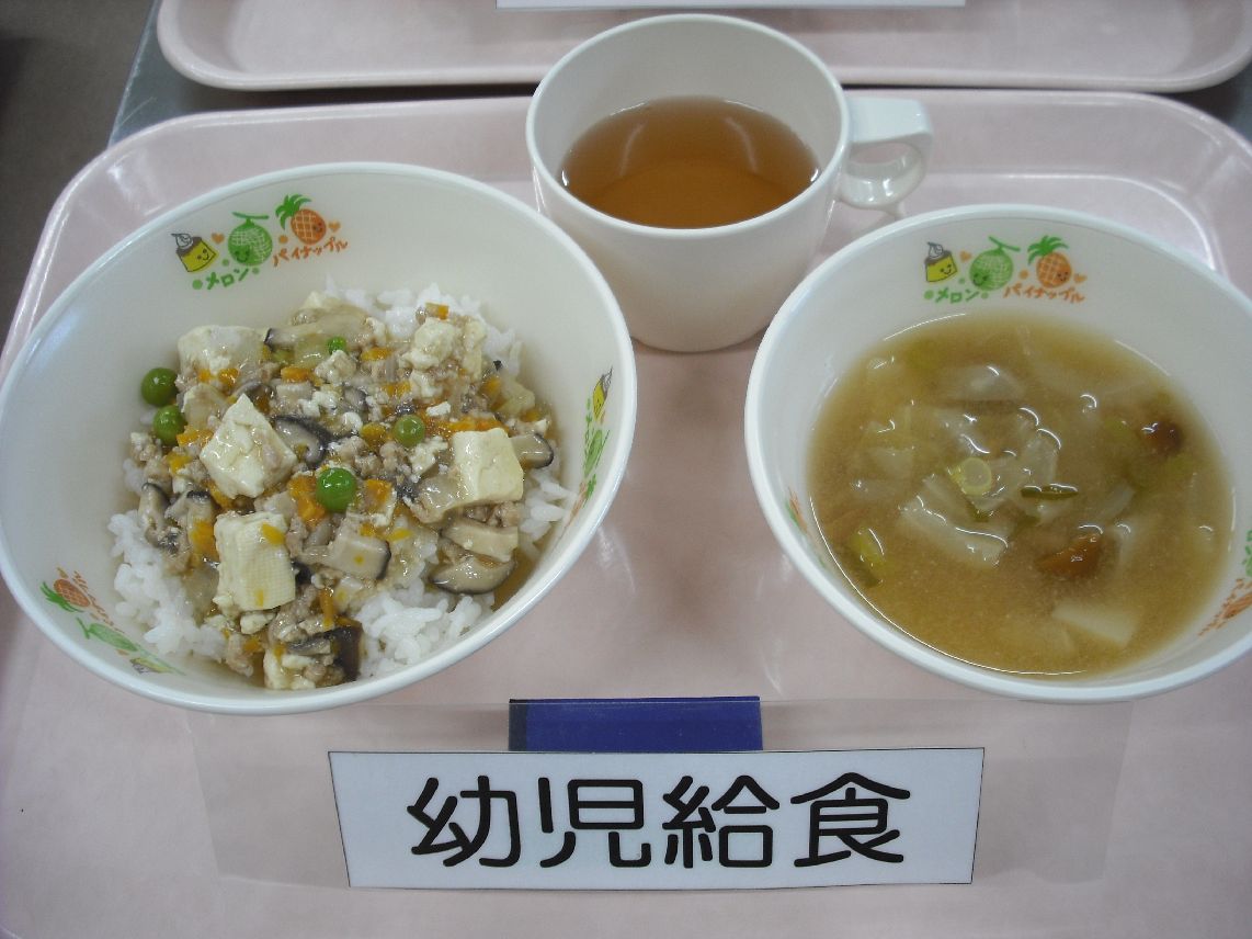 こども園の給食「<span>五目豆腐丼 味噌汁</span>」