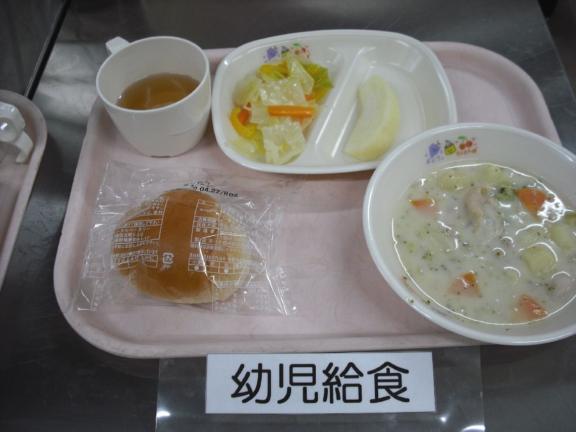 こども園の給食「<span>ロールパン クリームシチュー キャベツのサラダ りんご</span>」