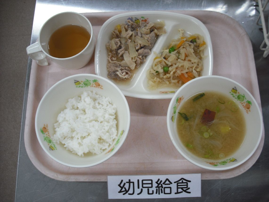 こども園の給食「<span>《4・5歳遠足》 ご飯 豚肉のマーマレード焼き 切干大根の煮物 味噌汁</span>」