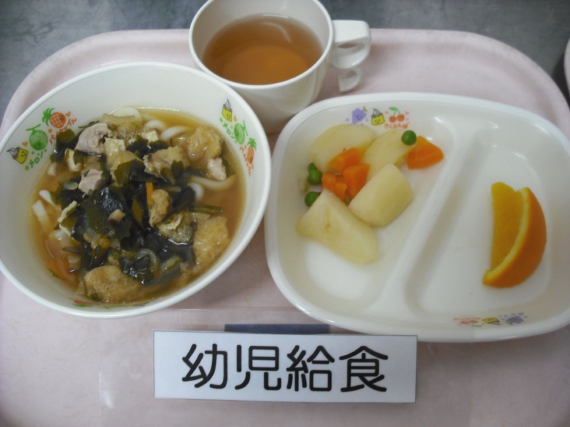 こども園の給食「<span>わかめうどん じゃが芋の煮物 オレンジ</span>」
