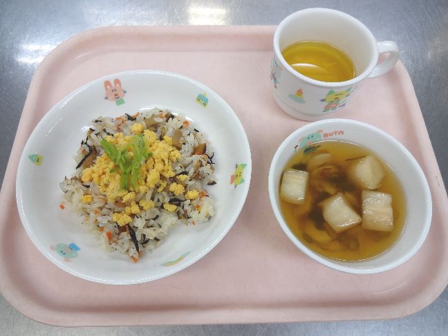 こども園の給食「<span>散らし寿司　　すまし汁</span>」