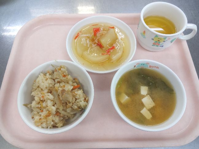 こども園の給食「<span>たきこみごはん　ふろふき大根　味噌汁</span>」