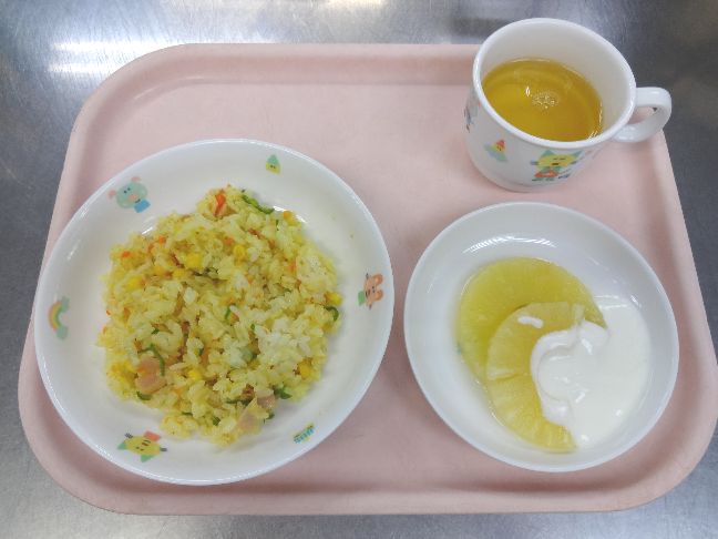 こども園の給食「<span>カレーピラフ　パイン缶とヨーグルト</span>」