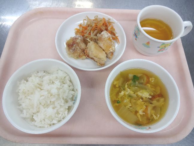 こども園の給食「<span>ごはん　鶏の塩焼き　おかか和え　かきたま汁</span>」