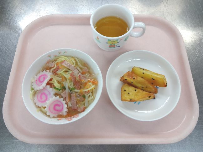 こども園の給食「<span>チャーシュー麺　大学芋</span>」
