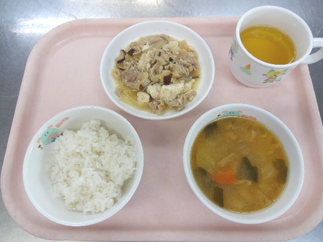 こども園の給食「<span>ごはん　豚肉と豆腐の生姜炒め　味噌汁</span>」