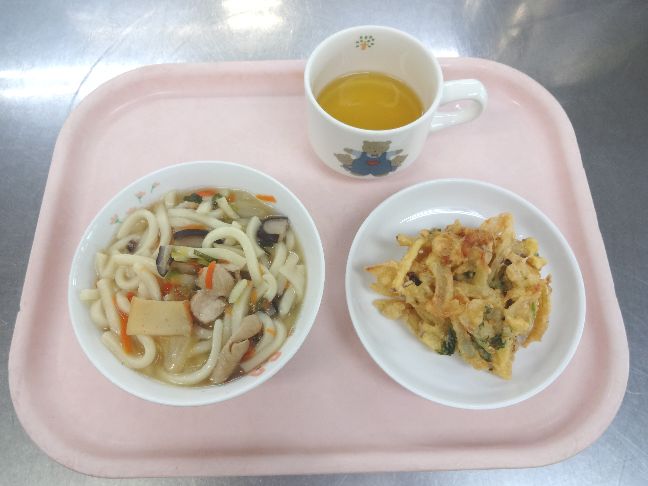 こども園の給食「<span>かやくうどん　かきあげ</span>」