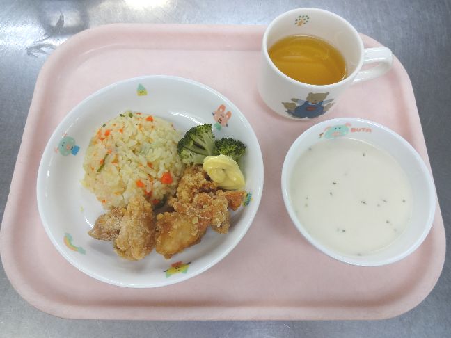 こども園の給食「<span>ピラフ　鶏のからあげ　コーンポタージュ</span>」