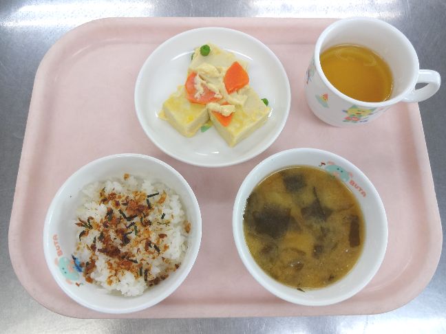 こども園の給食「<span>ふりかけごはん　高野豆腐の卵とじ　味噌汁</span>」