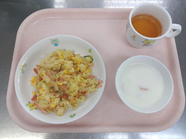 こども園の給食「<span>チャーハン　みかんヨーグルト</span>」