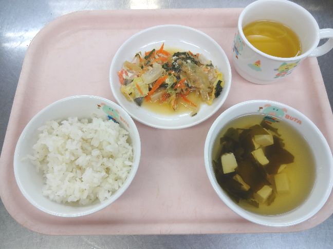 こども園の給食「<span>ごはん　鮭のちゃんちゃん焼き　すまし汁</span>」