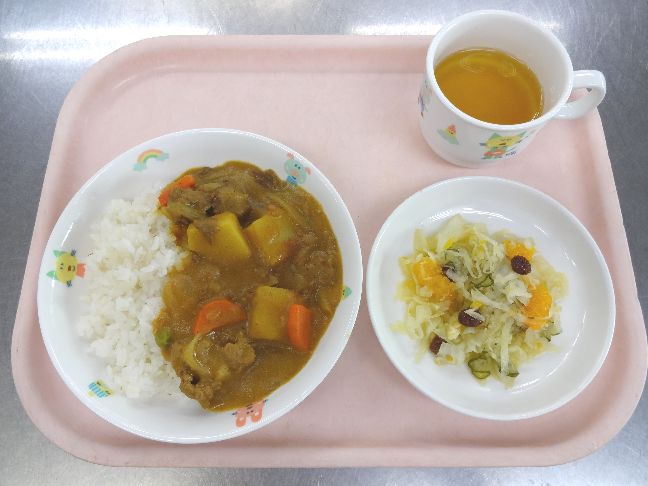 こども園の給食「<span>カレーライス　フレンチサラダ</span>」
