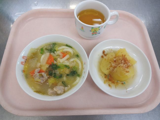 こども園の給食「<span>ちゃんこうどん　じゃがいもの土佐煮</span>」