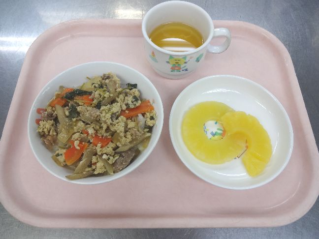 こども園の給食「<span>他人丼　パイン缶</span>」