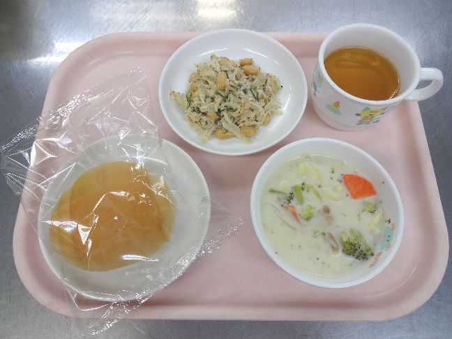 こども園の給食「<span>パン　鶏のクリーム煮　かみかみサラダ</span>」
