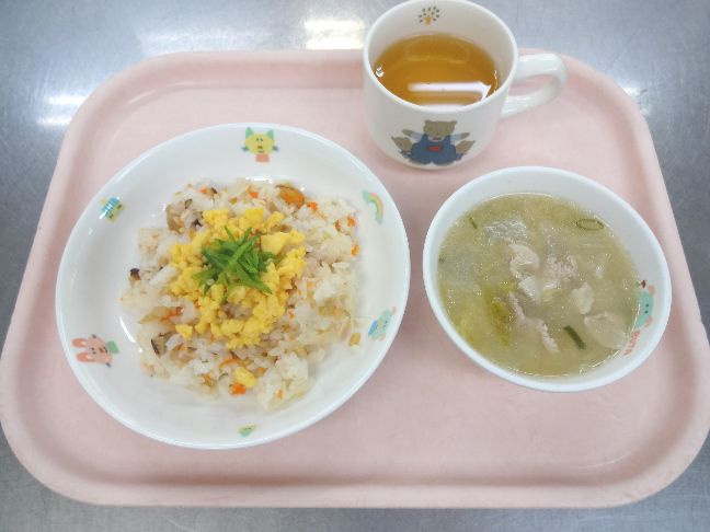 こども園の給食「<span>散らし寿司　豚汁</span>」