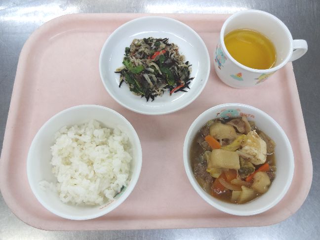 こども園の給食「<span>ごはん　すきやき風煮　ごま酢和え　</span>」