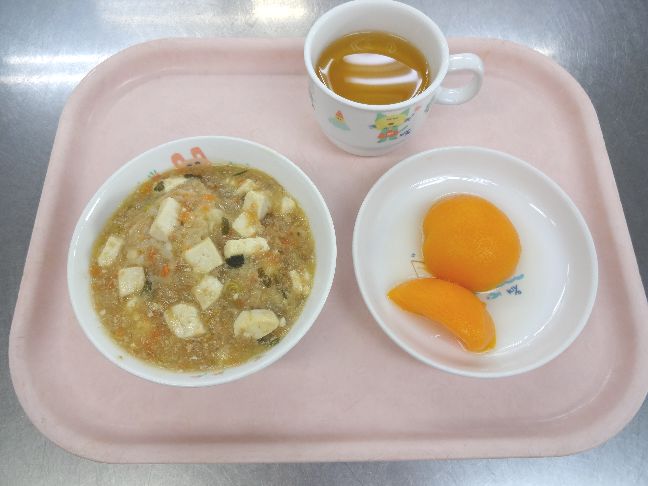 こども園の給食「<span>マーボー丼　桃缶</span>」